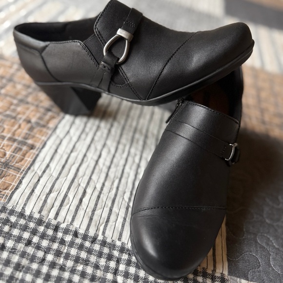 Clarks Shoes - Clarks Black Leather Heeled Shoes, Size 6.5, EUC